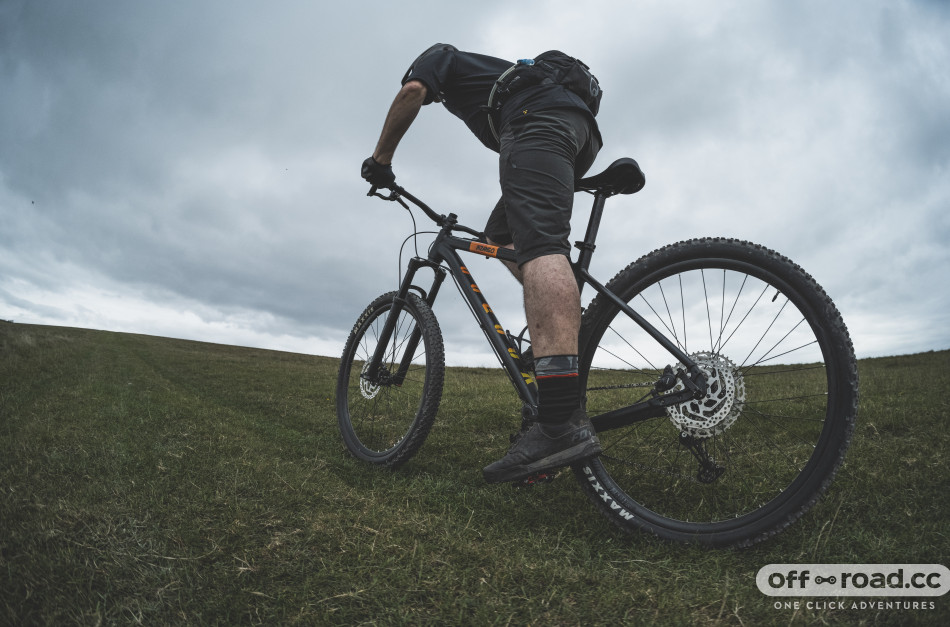 Cross country store bikes under 1000